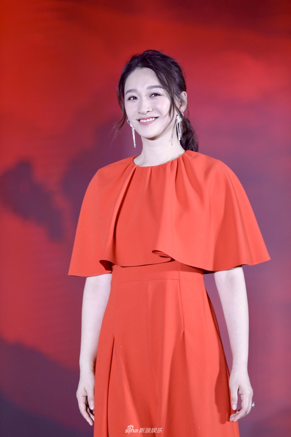 组图:李小冉一袭红衣衬托肤白貌美 对镜优雅微笑气质绝佳