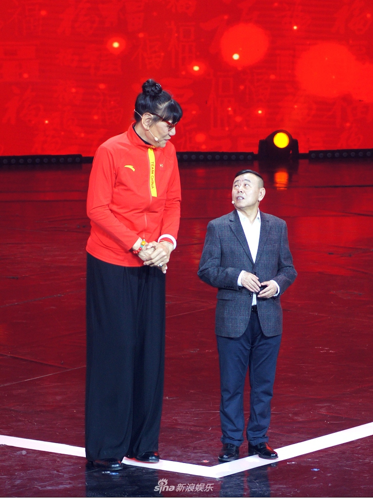 组图:潘长江与女篮选手组"最萌身高差" 蔡明染红发显节日喜庆