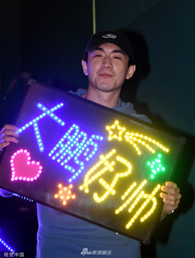 组图:柳岩生日后忙与大鹏一起宣传新片 林更新举灯牌助阵_高清图集