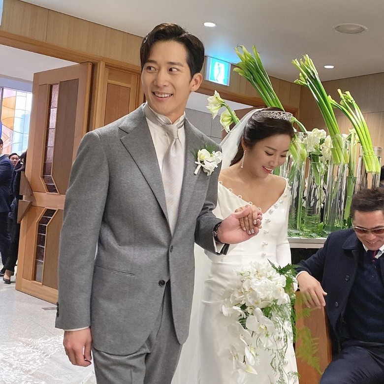 组图:金泰希产后与老公rain首合体 盛装出席弟弟婚礼一脸幸福