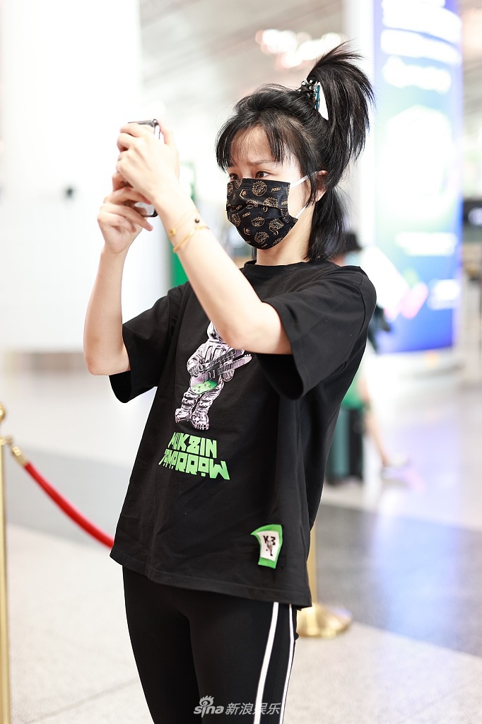 组图:黄龄扎冲天辫可爱元气又减龄 运动look秀健美身材超有范