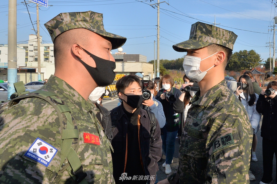 组图：SHINee崔珉豪从海兵队退伍 乘车离开不忘向粉丝挥手