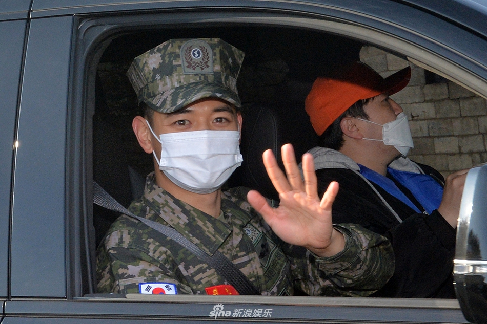 组图：SHINee崔珉豪从海兵队退伍 乘车离开不忘向粉丝挥手
