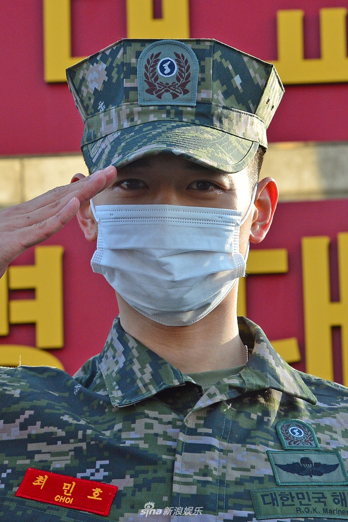 组图：SHINee崔珉豪从海兵队退伍 乘车离开不忘向粉丝挥手