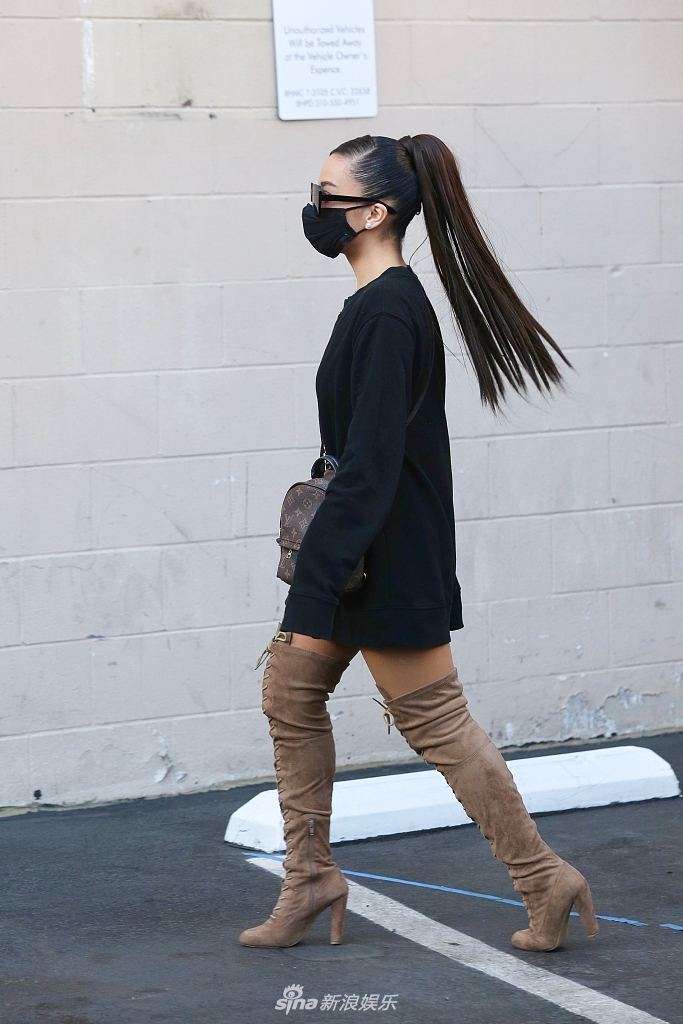 组图a妹穿连衣短裙配过膝靴大秀美腿出街好摩登