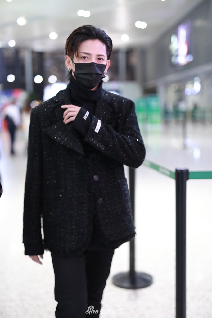组图:符龙飞全黑look发型精致 背手摆pose酷似霸道总裁