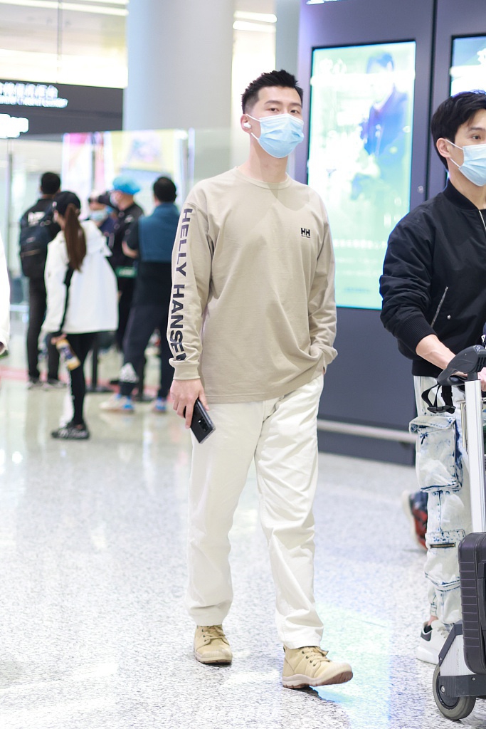 组图:窦骁寸头造型一路狂奔尽显活力 手机不离手"业务繁忙"