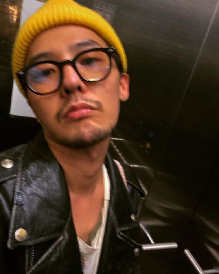 組圖：權志龍久違曬出露臉自拍 戴毛線帽黑框眼鏡留鬍鬚顯成熟