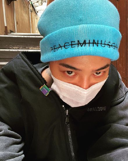 組圖：權志龍久違曬出露臉自拍 戴毛線帽黑框眼鏡留鬍鬚顯成熟