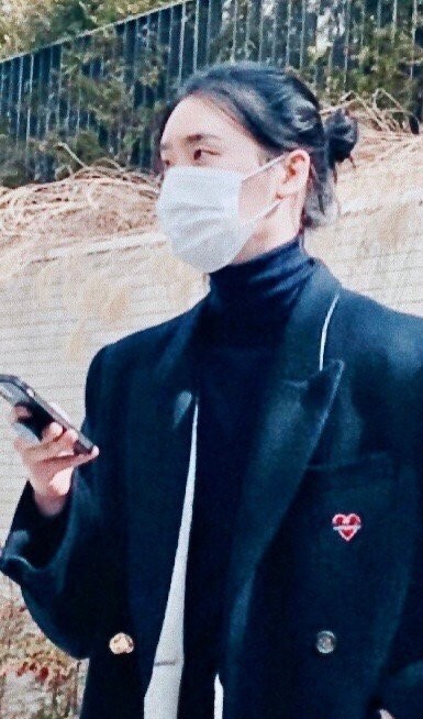 組圖：李鍾碩為拍新戲蓄長髮 紮成丸子頭戴口罩難掩帥氣