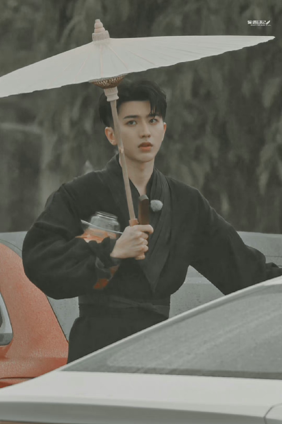 组图：《奔跑吧》路透蔡徐坤baby白鹿等全员着古装撑伞氛围感拉满