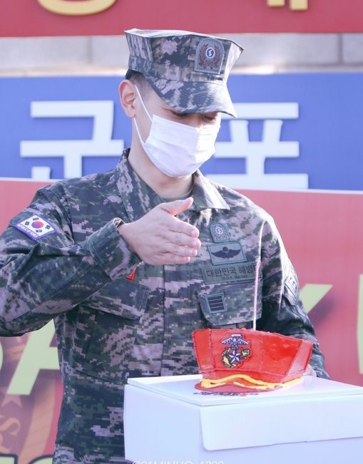 组图：可爱憨憨!崔珉豪退伍戴口罩吹蜡烛 最终还是用手扇灭