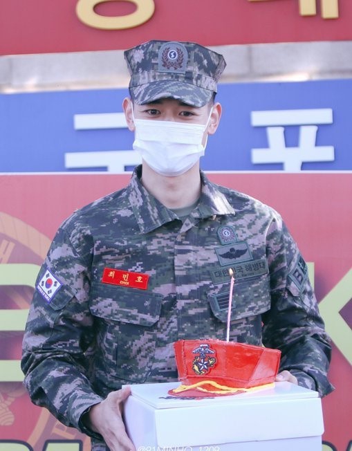 组图：可爱憨憨!崔珉豪退伍戴口罩吹蜡烛 最终还是用手扇灭