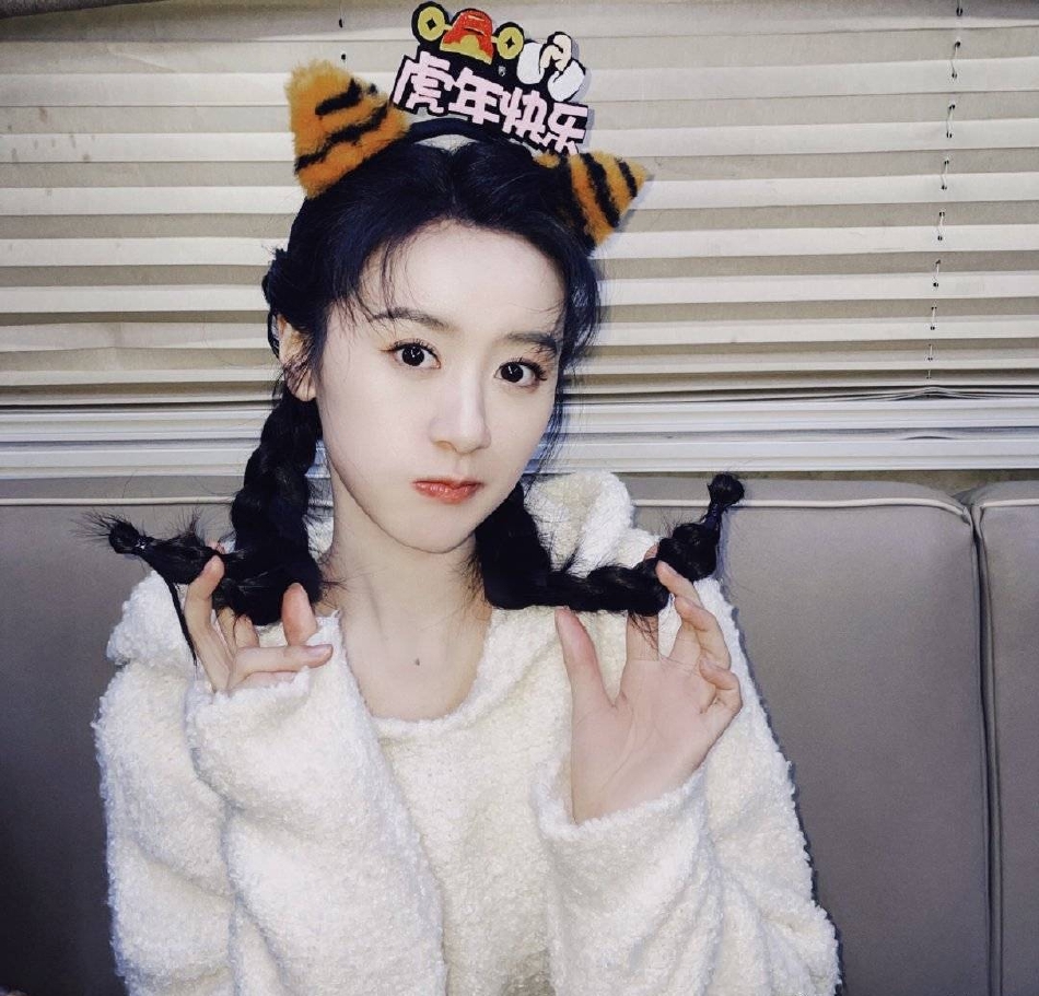 组图:袁冰妍更新虎年自拍 扎麻花辫剪刀手嘟嘴卖萌超可爱