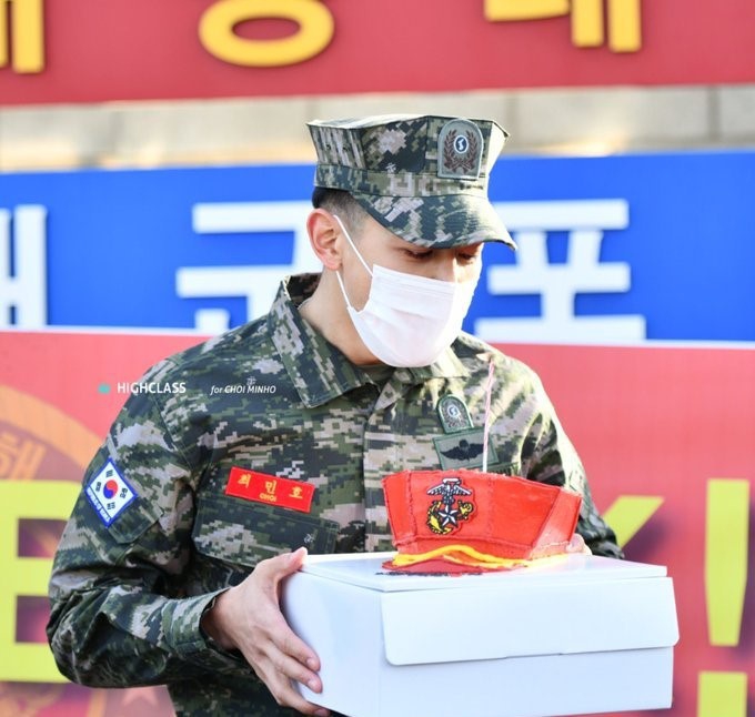 组图：可爱憨憨!崔珉豪退伍戴口罩吹蜡烛 最终还是用手扇灭