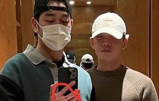 组图：恋情曝光？刘亚仁频晒一男子照片 网友猜测是其男友