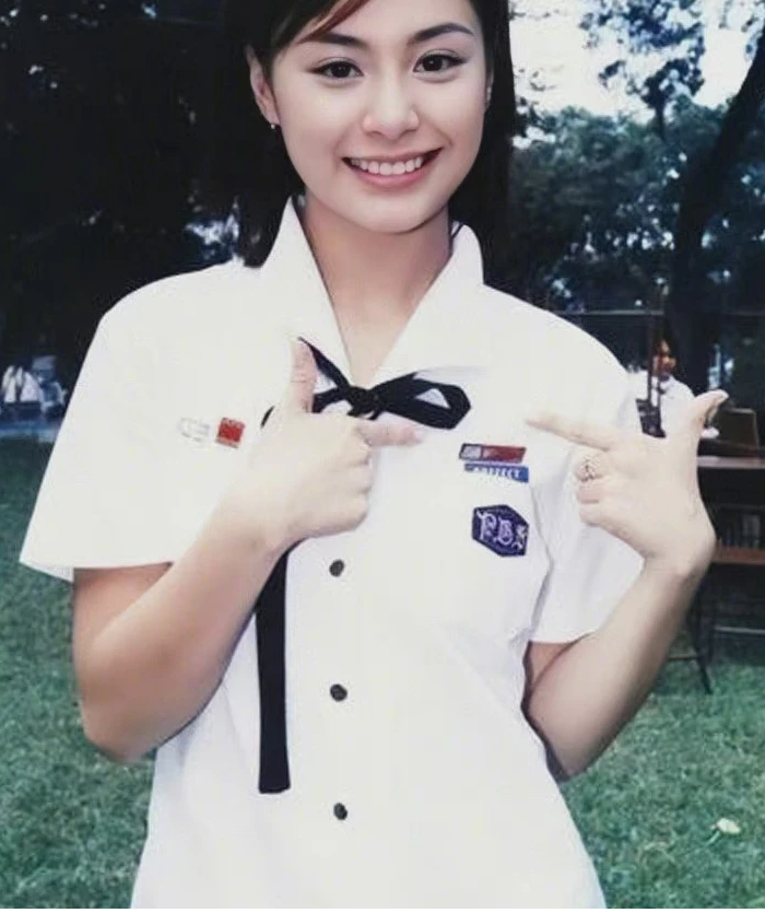 组图:阿娇学生时期校服旧照公开 模样清纯乖巧惹人怜