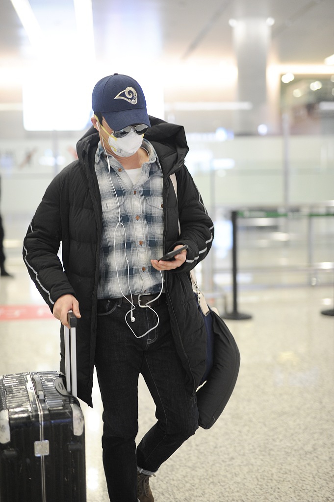 组图:勇夺华表奖后风光现身 吴京机场露笑听音乐怡然自得