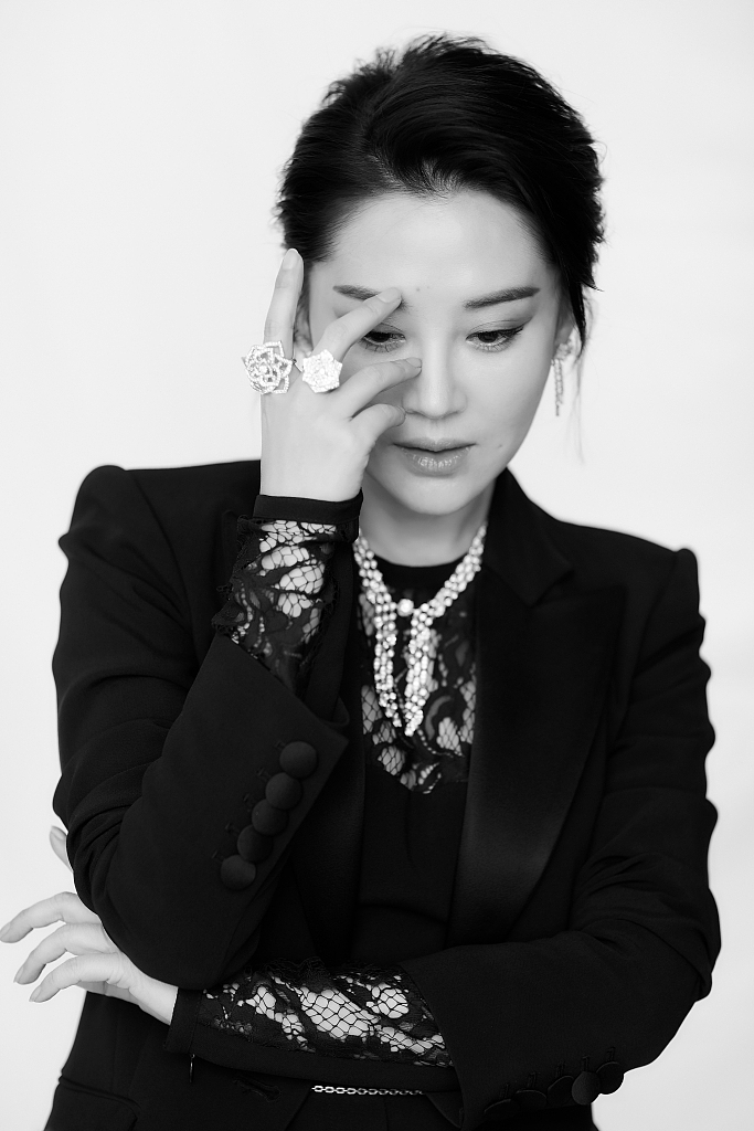 组图许晴穿黑色西装霸气外露单手扶额秒变大姐大