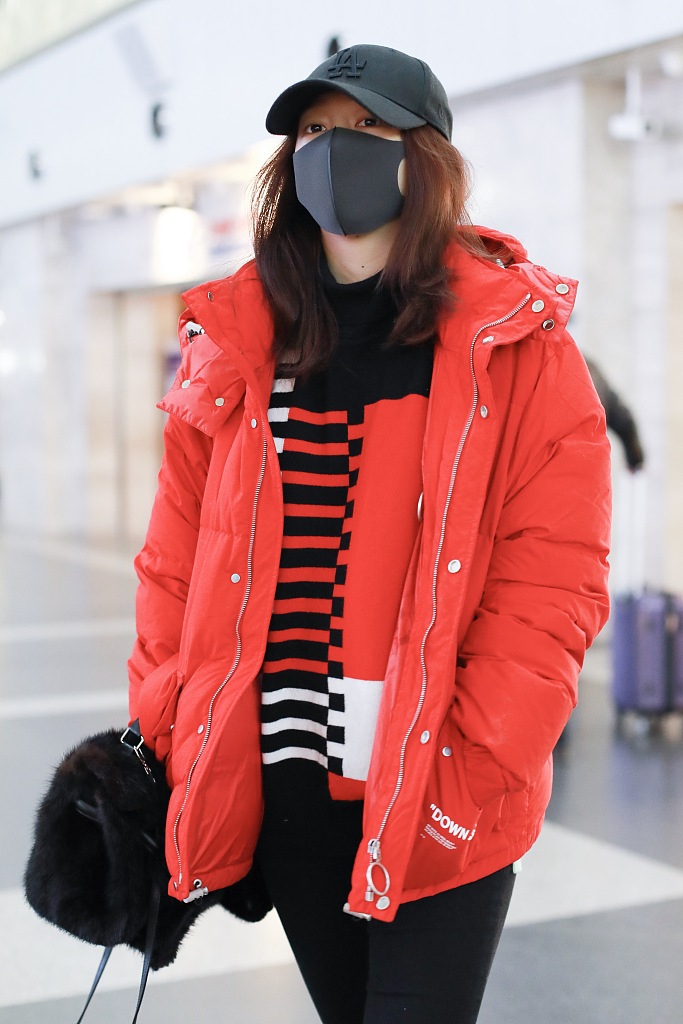 组图:关晓彤穿大红羽绒服活力四射 口罩遮面大长腿吸睛