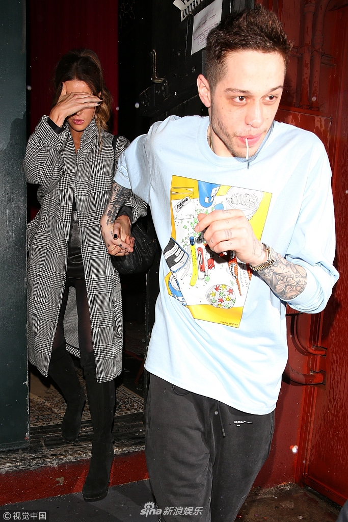 组图:与a妹分手后新欢竟然是她 皮特·戴维森霸道牵手为女友开道