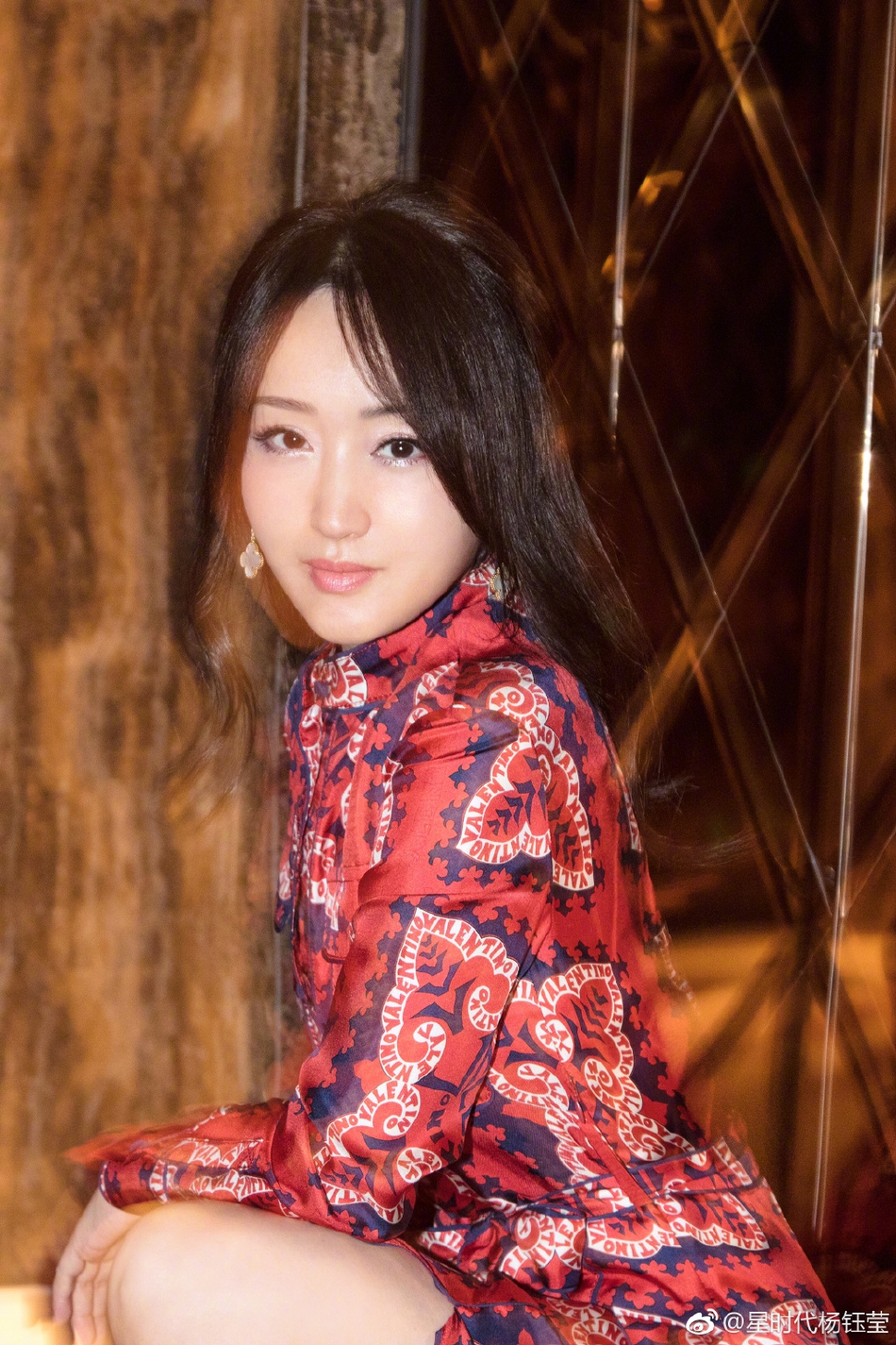 组图48岁杨钰莹晒照大展侧颜杀穿长裙身材凹凸有致气质优雅