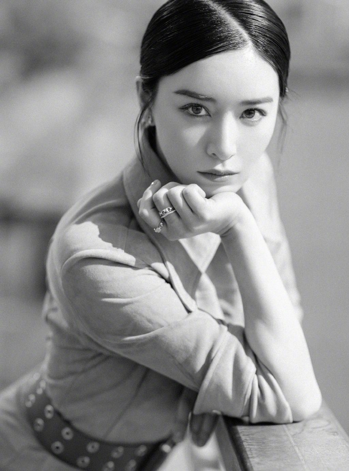 组图:阚清子优雅出镜造型干练气场全开 肤白貌美眼神凌厉