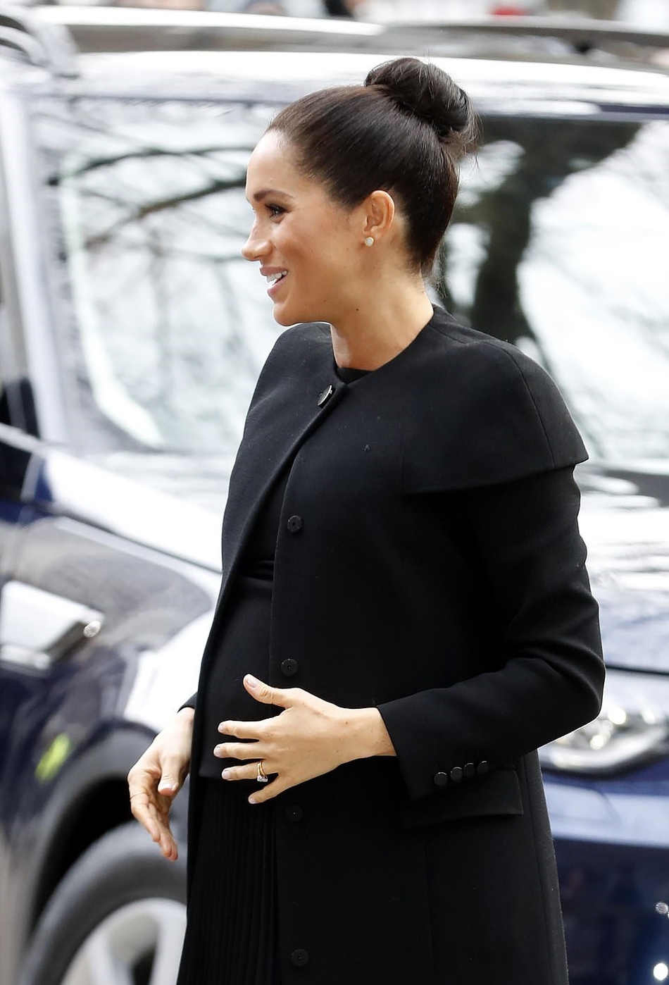 组图:梅根王妃挺孕肚踩恨天高如履平地 全黑look气质优雅高贵