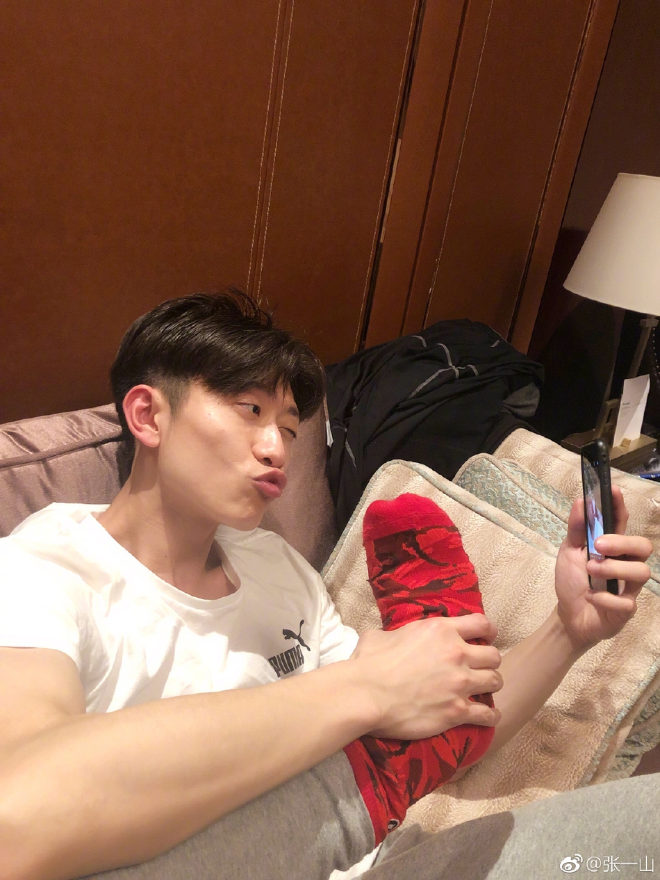 组图:张一山深夜收工晒搞怪自拍 秀红袜子遭网友调侃起球了