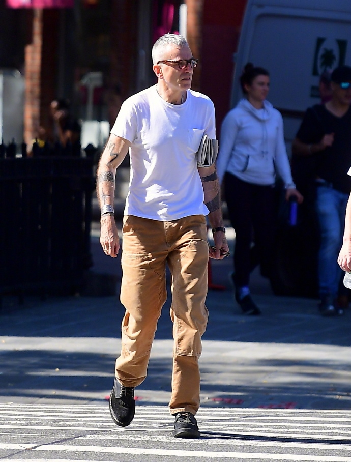 丹尼尔·戴-刘易斯现身纽约街头朋克范十足_高清图集_新浪网