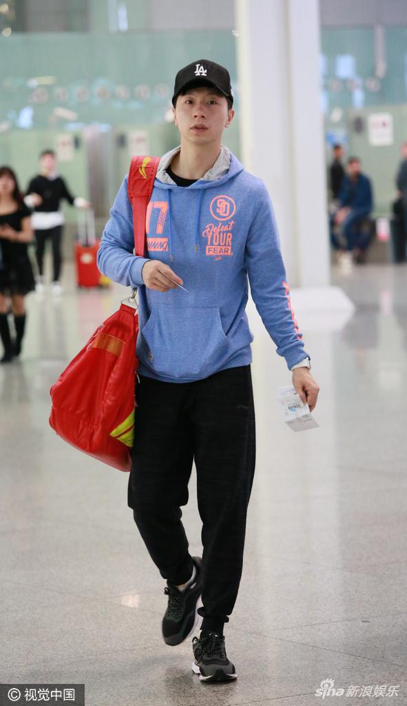 马龙运动装现身机场走猫步