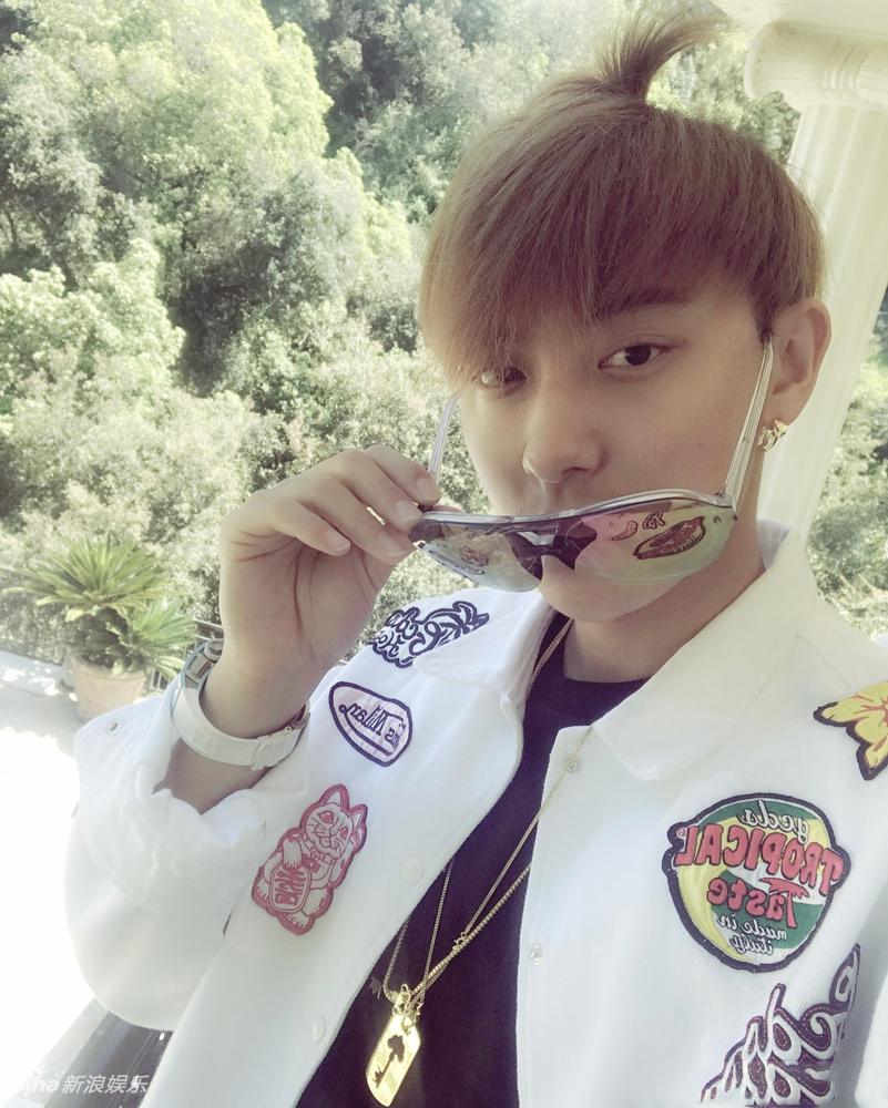 日前,黄子韬晒出一组在美国度假的时尚随拍,并逗趣发文称"长胡子了,天