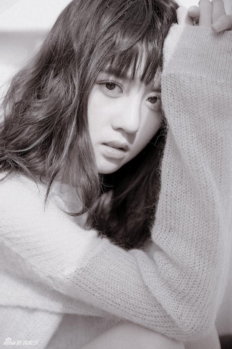 近日,"苹果女孩"李凯馨曝光了一组黑白大片——少女灵动的眼神十分