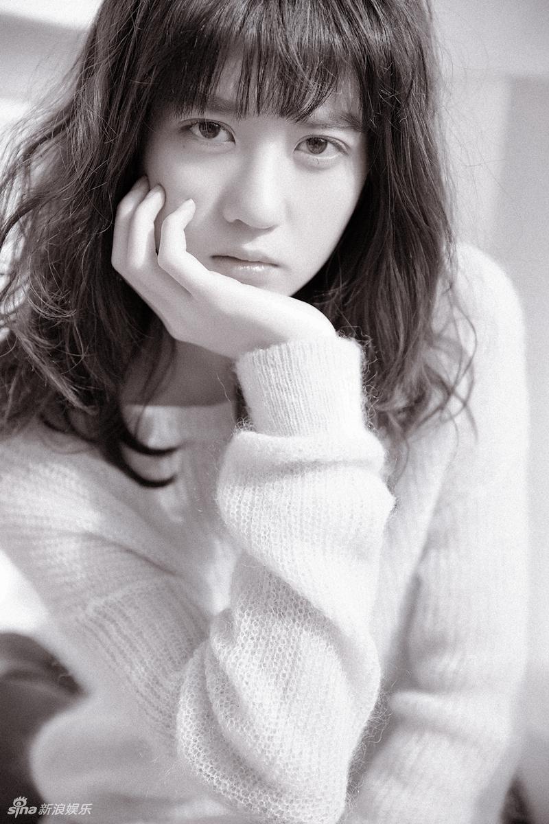 新浪娱乐讯 近日,"苹果女孩"李凯馨曝光了一组黑白大片——少女灵动的