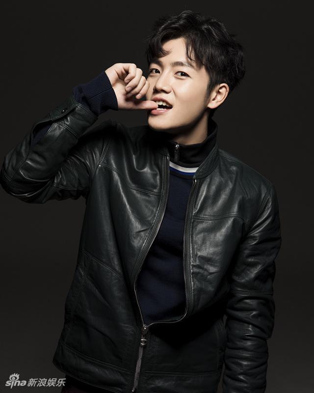 夏志远写真玩转眼神杀 红与黑彰显冷暖两面