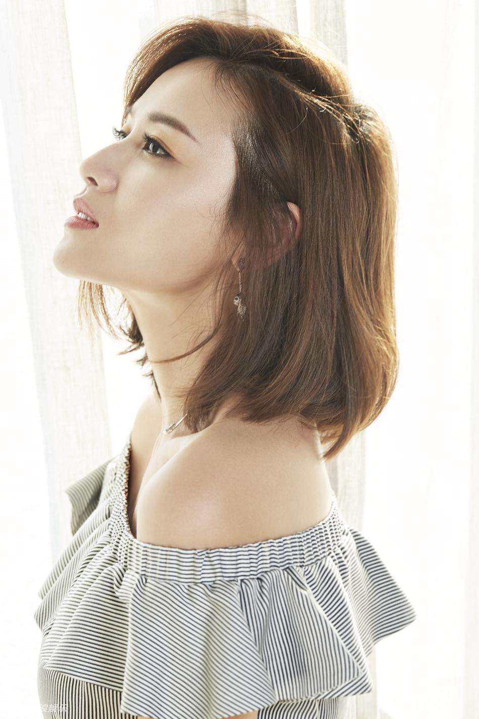 组图:叶一茜大玩慵懒风秀香肩 乱发甜笑好迷人_高清图集_新浪网