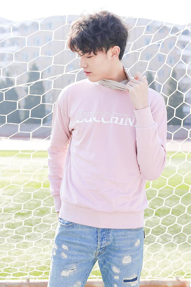 镜头下,王咨越眼神专注,身着浅粉色长袖t恤搭配破洞牛仔裤,简约又不失