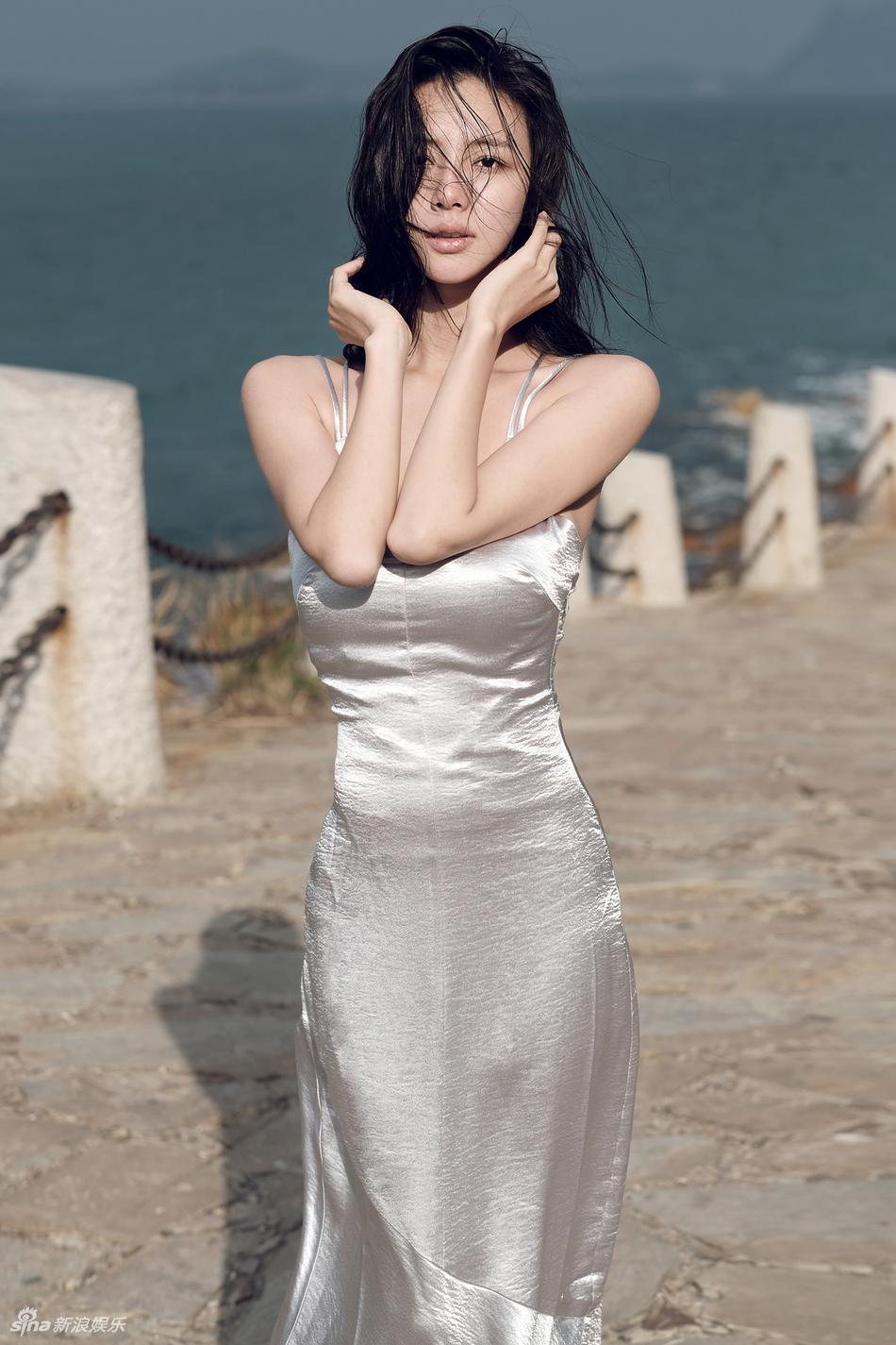 今日,演员陈雅婷曝光了一组主题为"人鱼恋人间"的时尚大片.