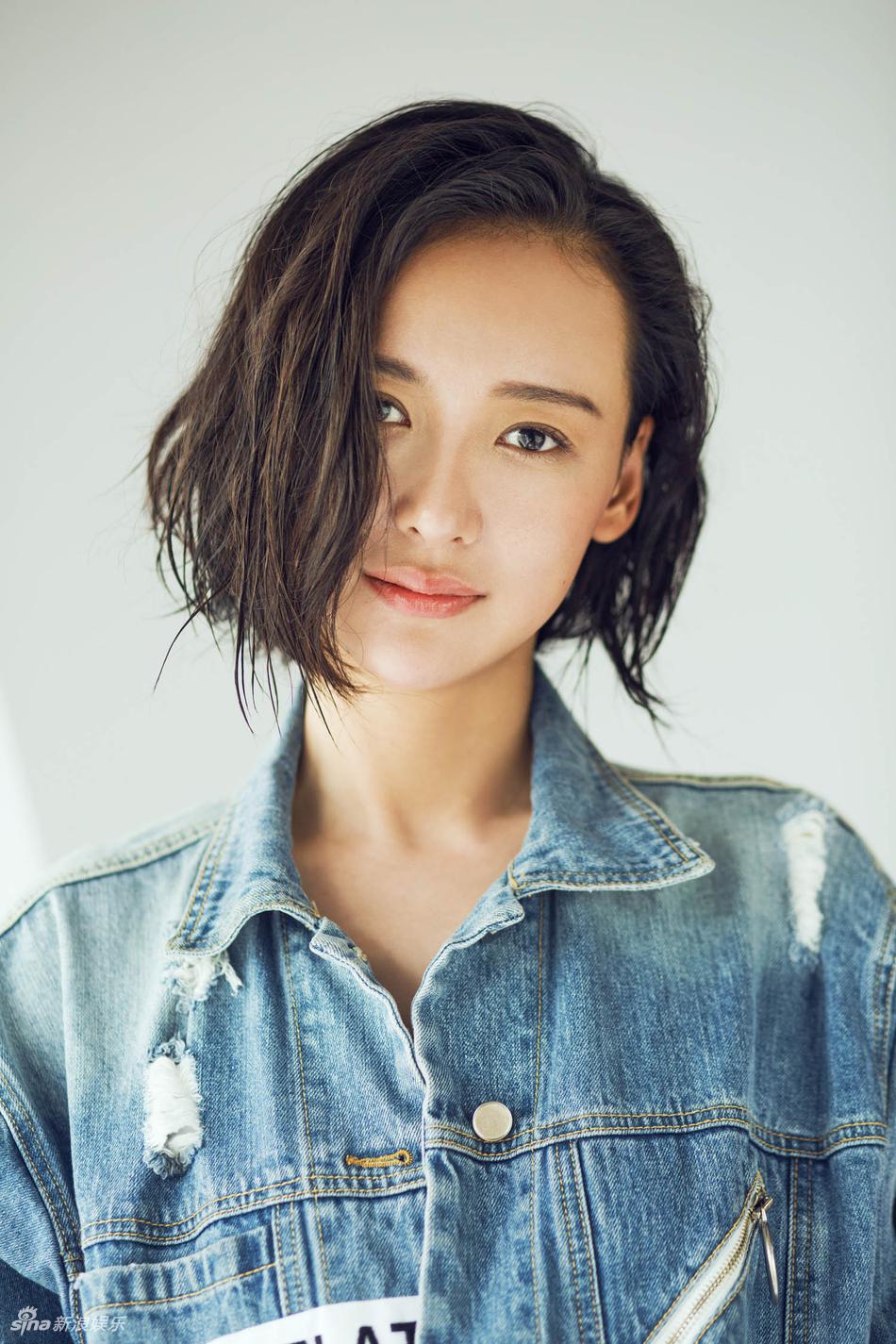 近日,实力女演员杨舒的一组最新写真曝光,展现了她戏剧作品外的别样