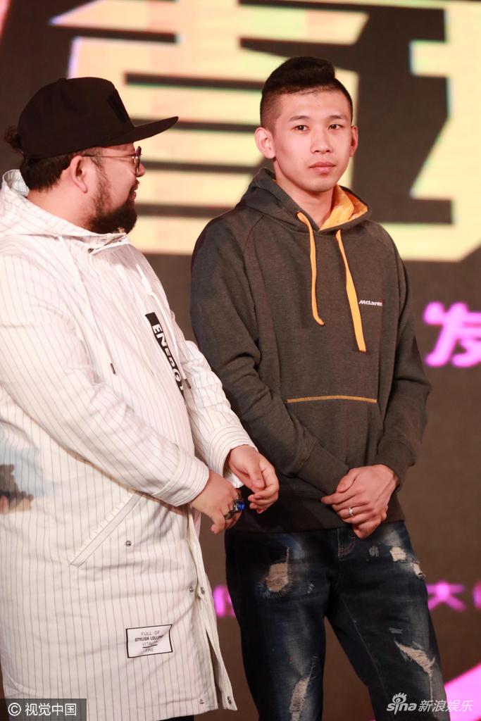 mc天佑出席发布会 美女秋合影