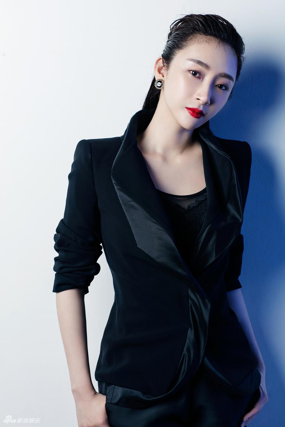新浪娱乐讯 近日,演员爱新觉罗启星为某女性杂志拍摄了一组风格多变的