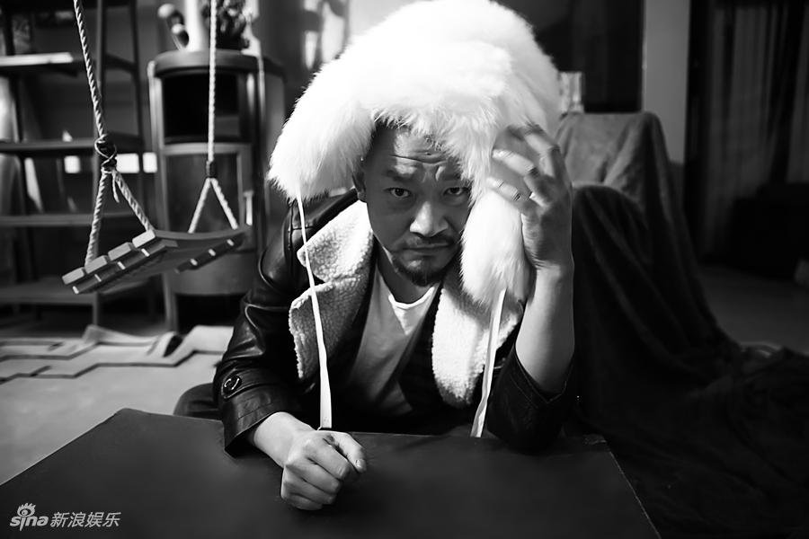 近日,"萌叔"斌子曝光了一组时尚复古写真.