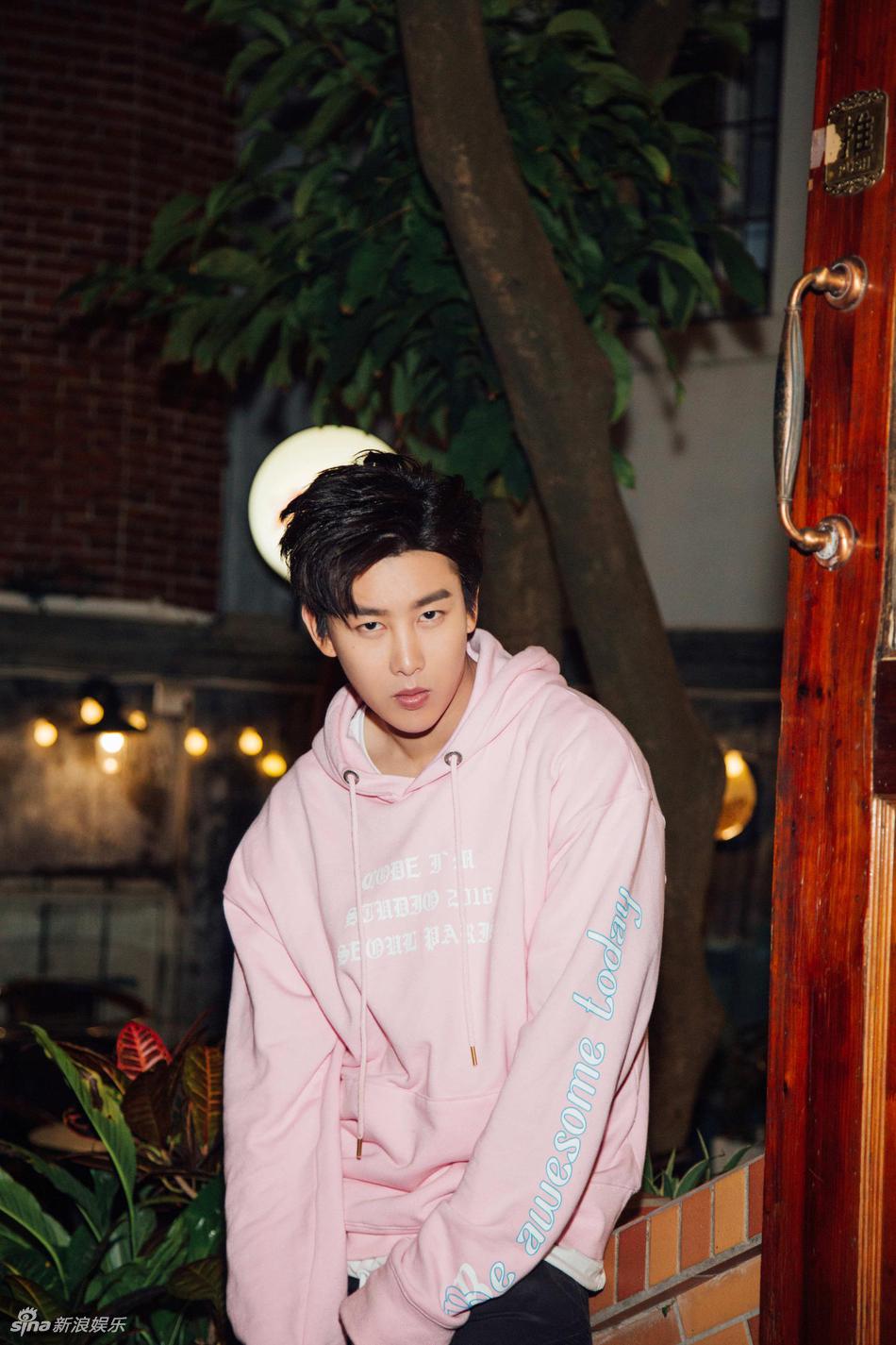 周艺轩随性站立帅气十足