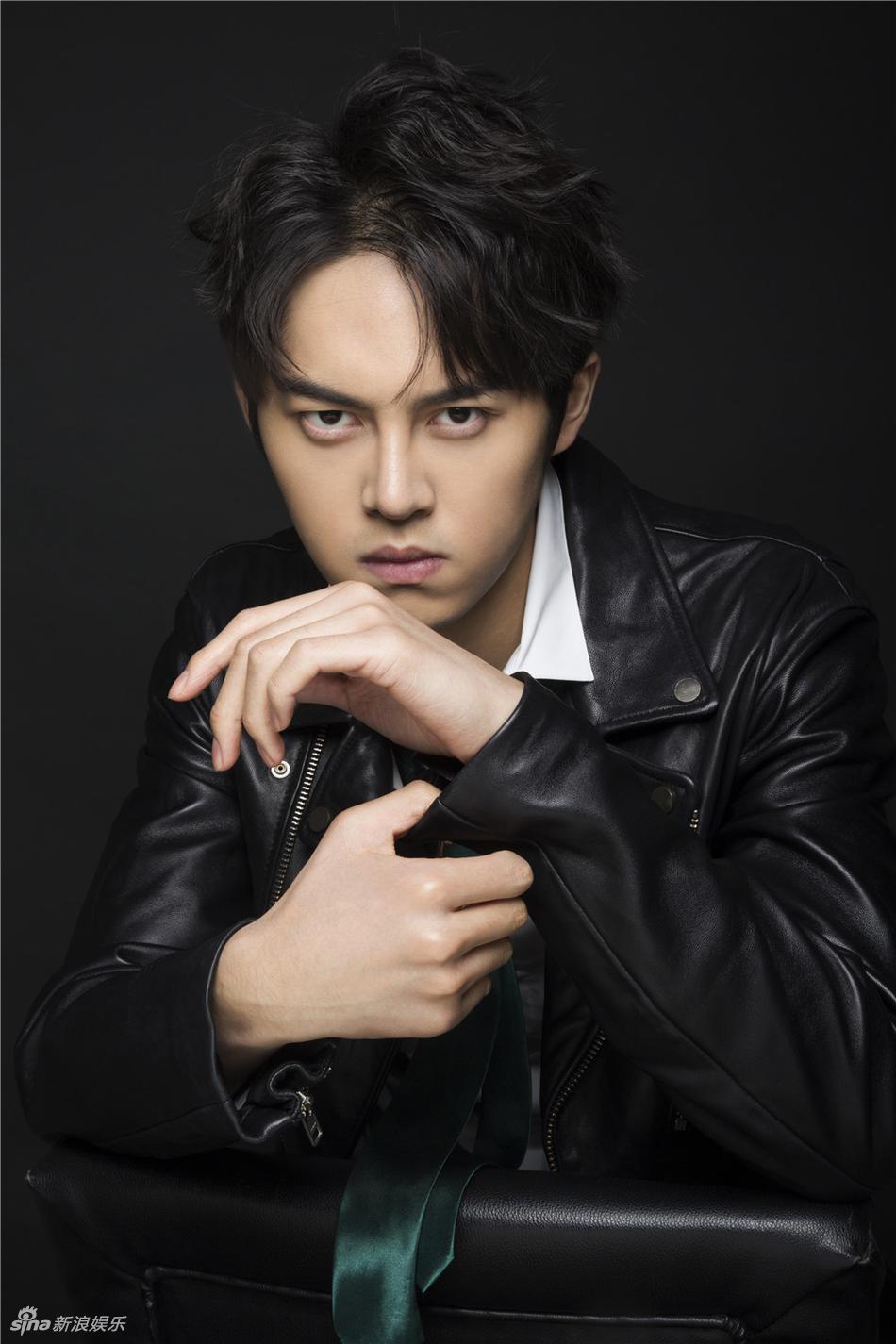 新浪娱乐讯 近日,谢彬彬最新春季写真曝光,皮衣酷帅,眼神撩人.