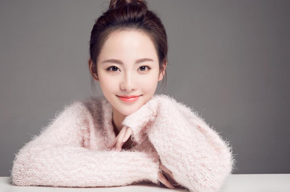 张嘉倪素雅写真丸子头造型嫩出水_高清图集_新浪网