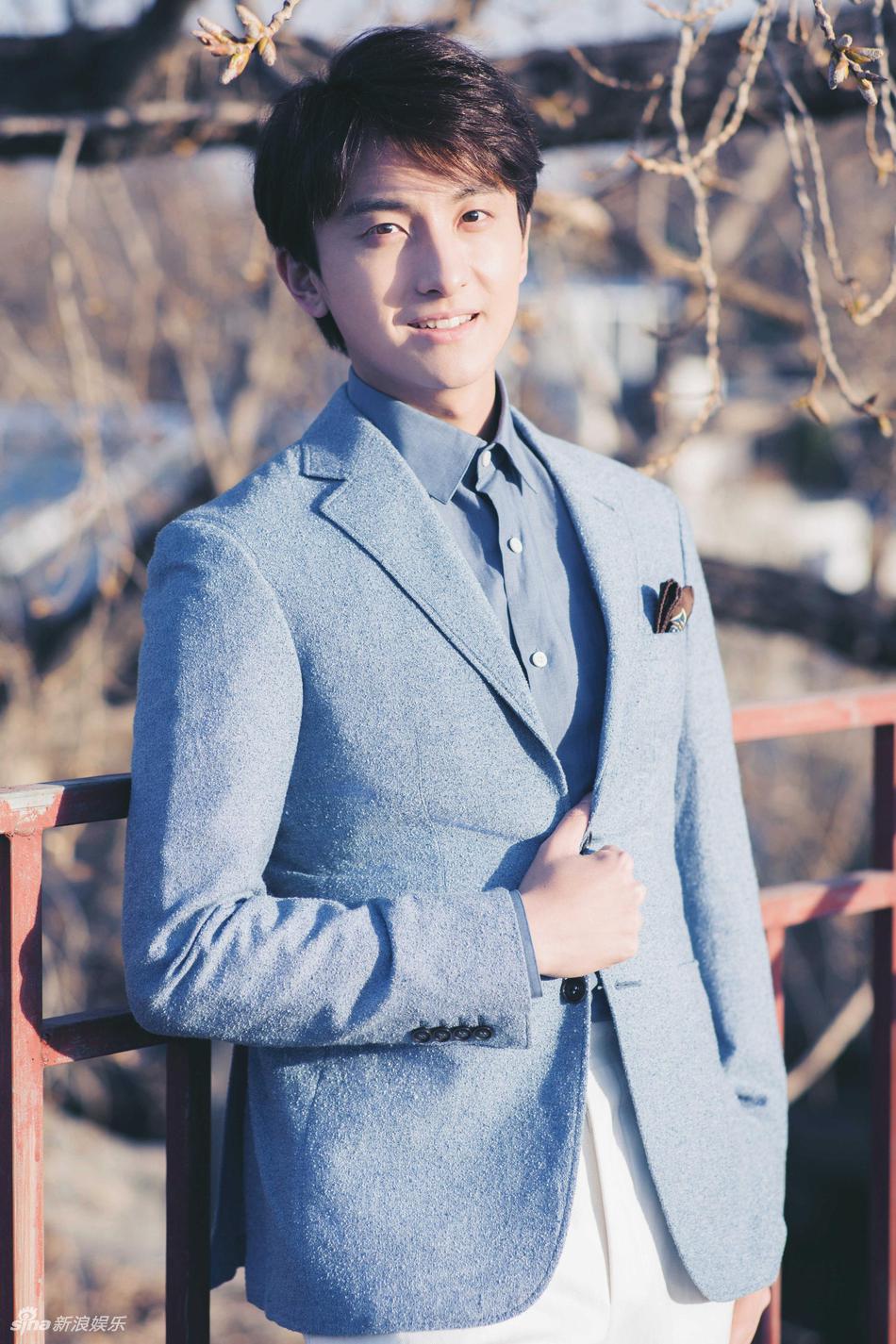 牛骏峰天台写真清爽有型 冷色系尽显低调内敛