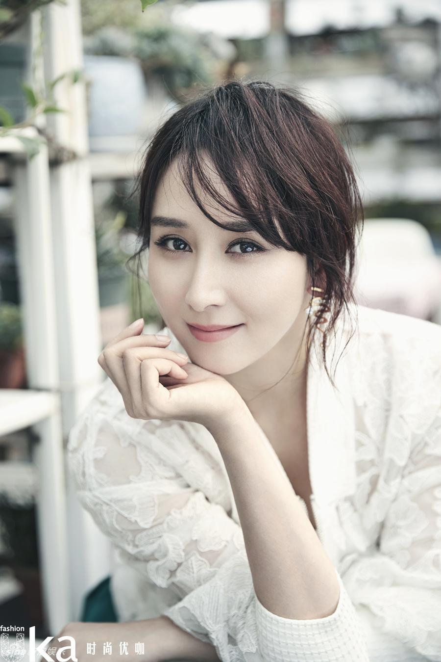 片中胡静大走柔美清新风,略施粉黛,优雅之余随性自然,尽显简单纯净之