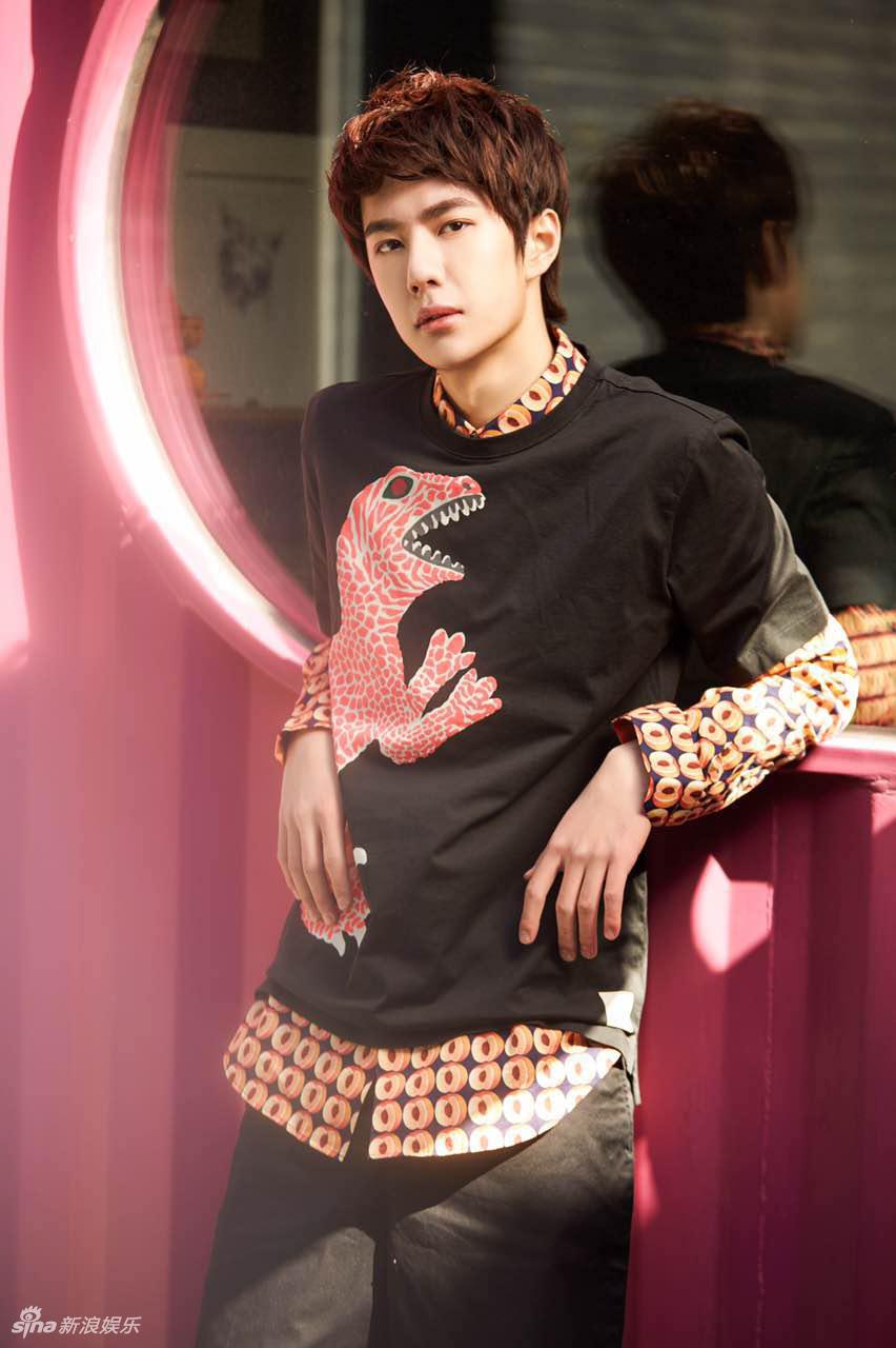 王一博随性露肩展绝美侧颜