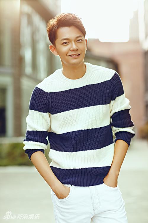 闫肃笑颜大展显暖男魅力