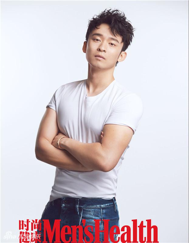 董子健大片上演肌肉诱惑 线条硬朗男友力爆棚